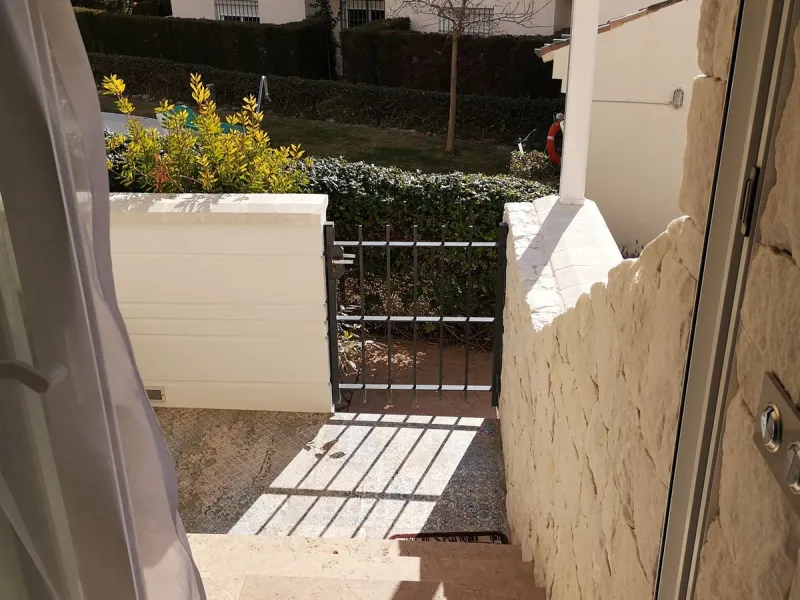 House - Semi-Detached House в продаже в Estepona, Málaga. В доме 4 спален и 3 ванных комнат. Площадь дома 181 м²