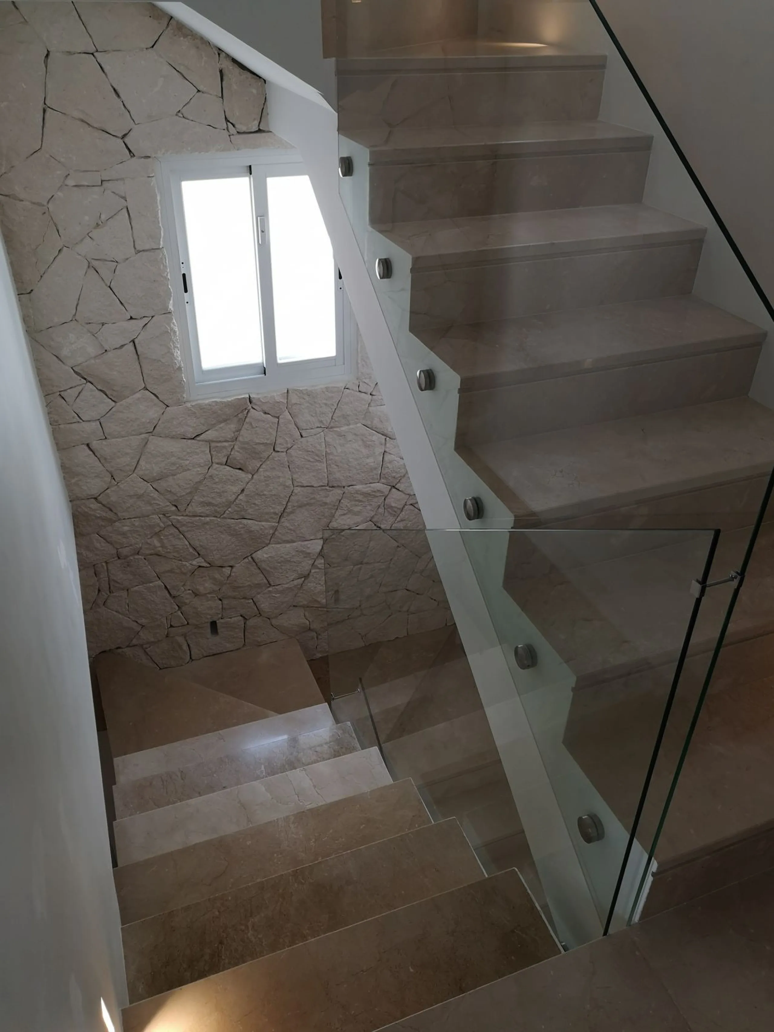 House - Semi-Detached House в продаже в Estepona, Málaga. В доме 4 спален и 3 ванных комнат. Площадь дома 181 м²