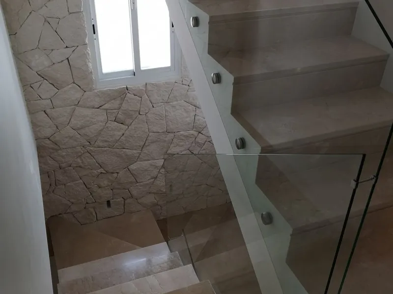 House - Semi-Detached House в продаже в Estepona, Málaga. В доме 4 спален и 3 ванных комнат. Площадь дома 181 м²