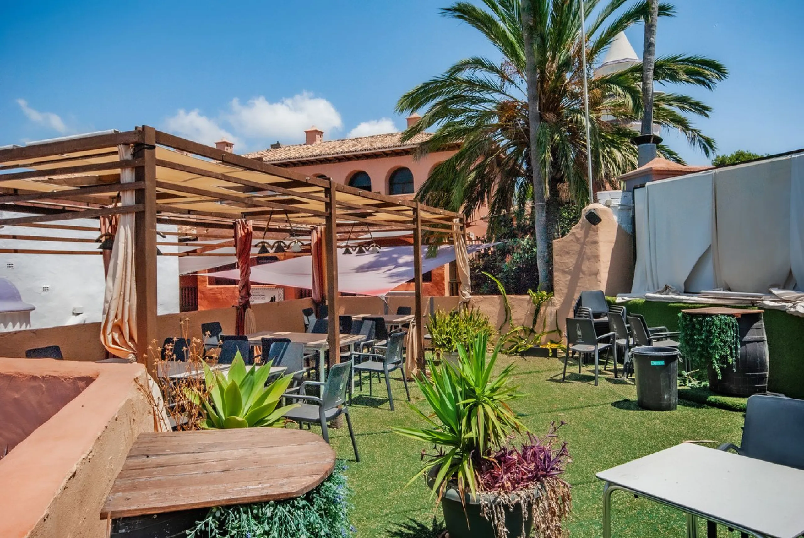 Fantastic Restaurant for Sale with Panoramic Views in a Sought-After Area
