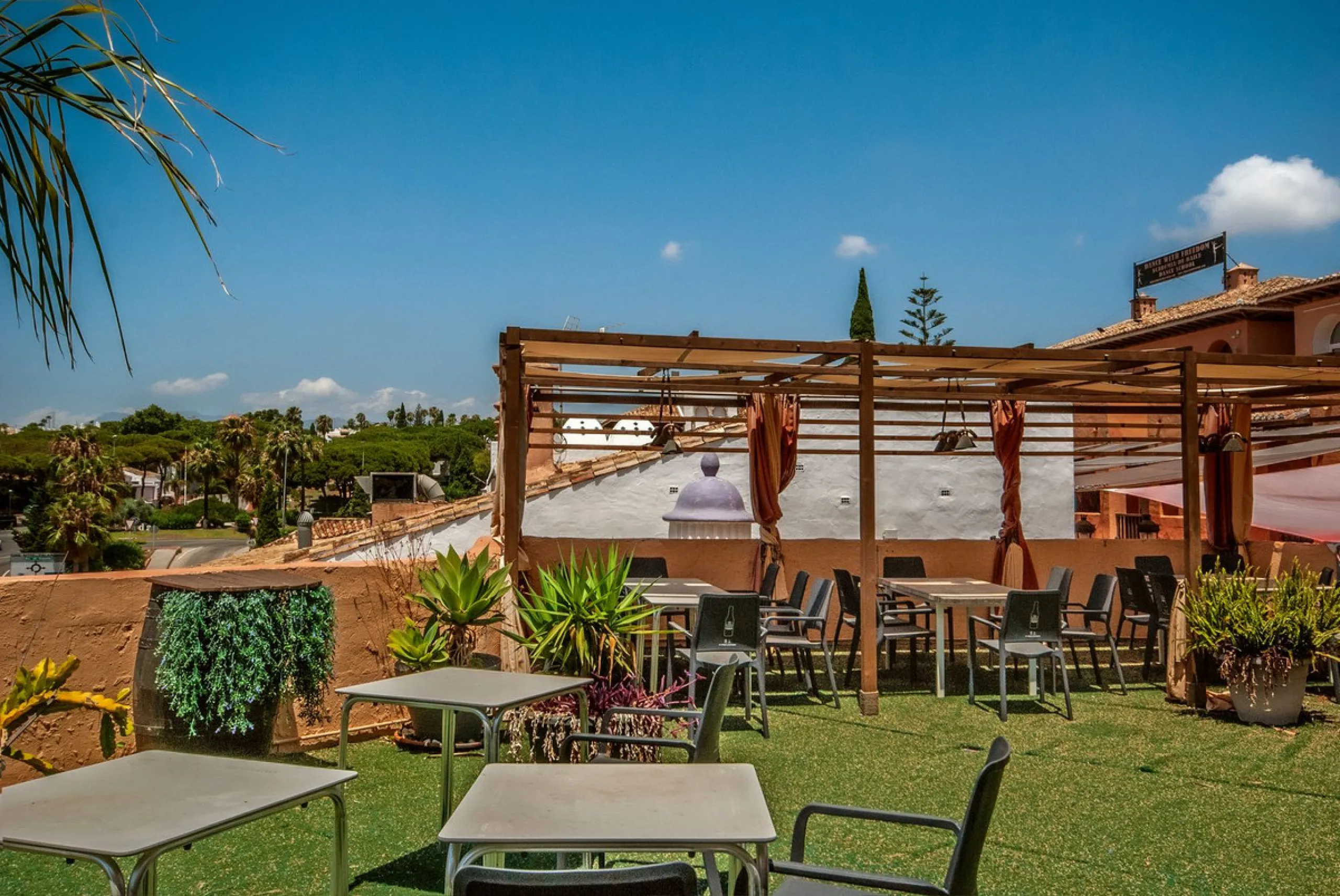 Fantastic Restaurant for Sale with Panoramic Views in a Sought-After Area