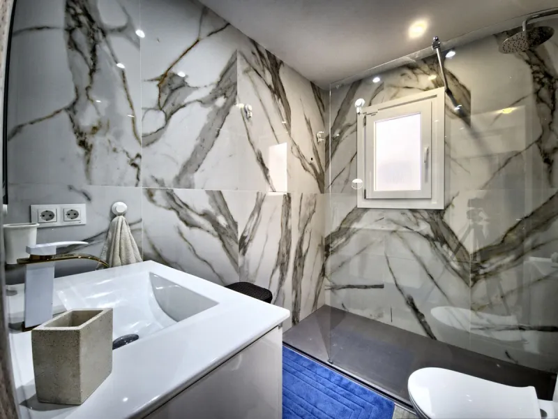 This beautifully renovated and fully furnished 2-bedroom apartment offers a rare blend of modern comfortand unbeatable location. The apartment features two spacious bedrooms with brand-new furnishings, a bright open-plan living area, a fully equipped smar