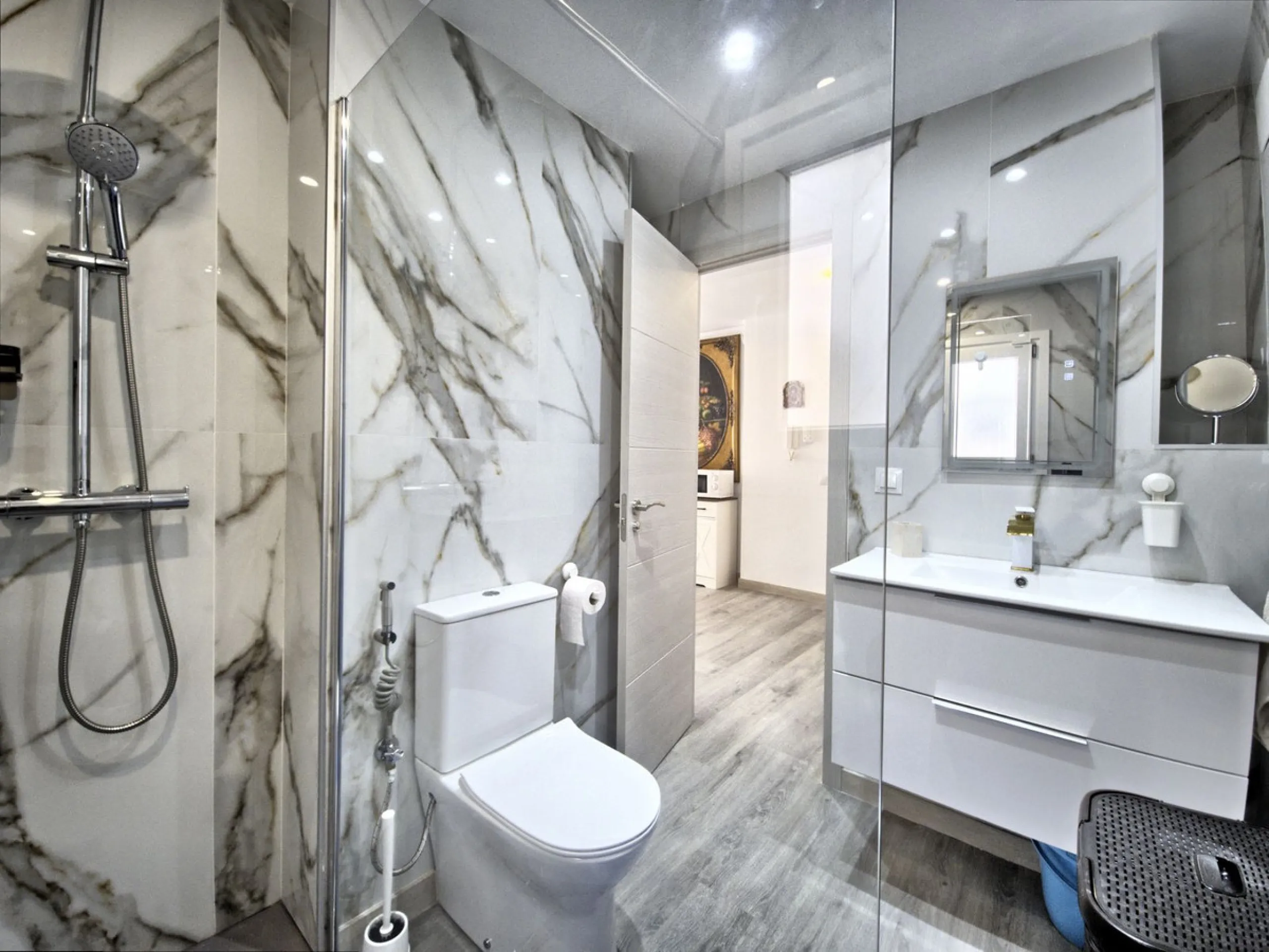 This beautifully renovated and fully furnished 2-bedroom apartment offers a rare blend of modern comfortand unbeatable location. The apartment features two spacious bedrooms with brand-new furnishings, a bright open-plan living area, a fully equipped smar