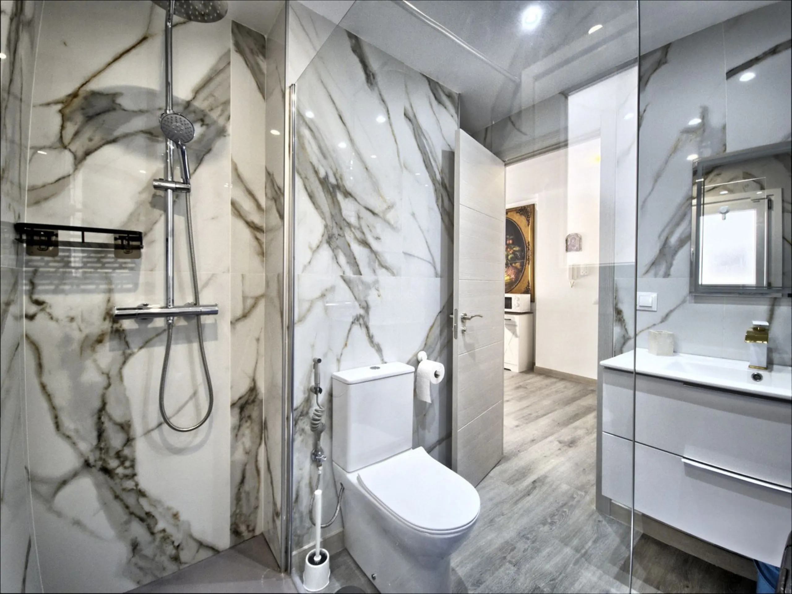 This beautifully renovated and fully furnished 2-bedroom apartment offers a rare blend of modern comfortand unbeatable location. The apartment features two spacious bedrooms with brand-new furnishings, a bright open-plan living area, a fully equipped smar