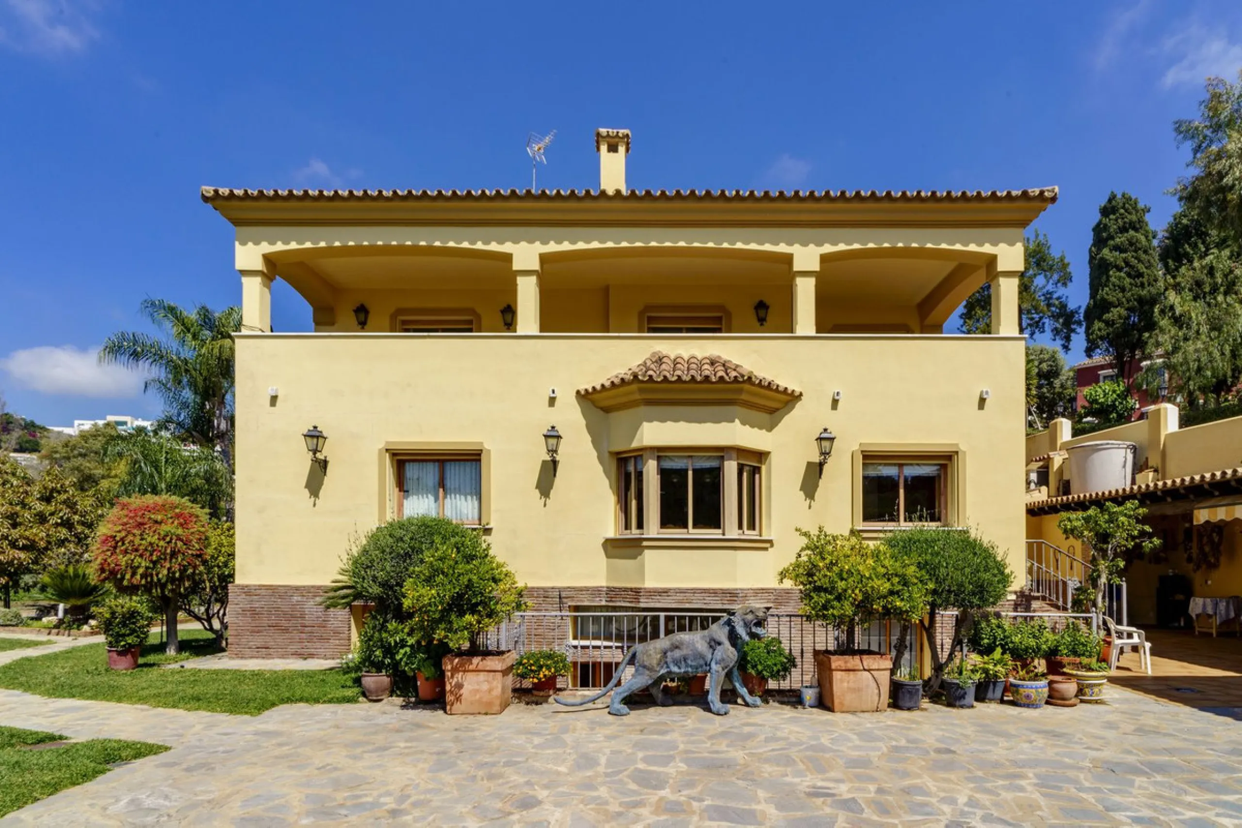 House - Detached Villa в продаже в Benahavís, Málaga. В доме 5 спален и 4 ванных комнат. Площадь дома 562 м². Площадь участка 1394 м²