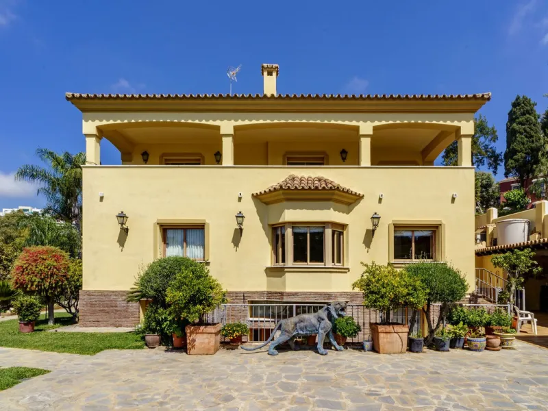 "This villa in Vega del Colorado, La Quinta Benahavís, is simply stunning. Located in an exclusive and peaceful environment, it offers the luxury and comfort one would expect in a high-end residence on the Costa del Sol.