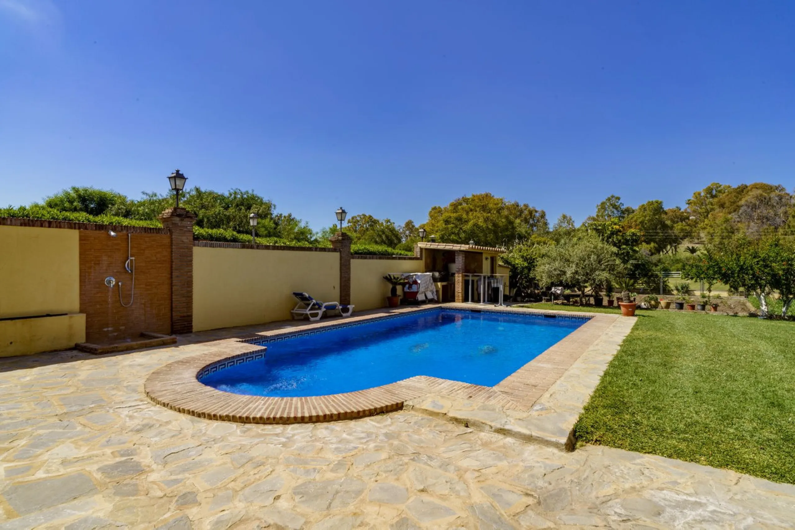 House - Detached Villa в продаже в Benahavís, Málaga. В доме 5 спален и 4 ванных комнат. Площадь дома 562 м². Площадь участка 1394 м²
