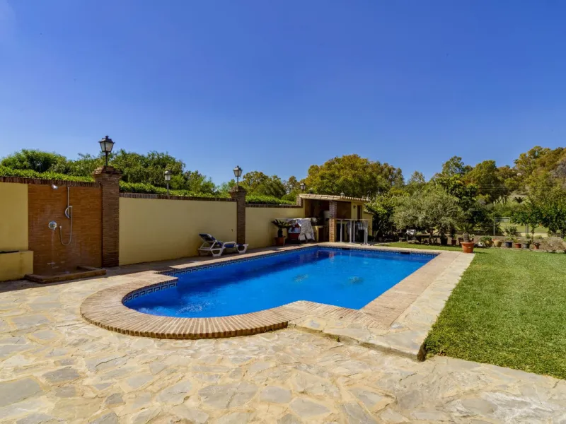 House - Detached Villa в продаже в Benahavís, Málaga. В доме 5 спален и 4 ванных комнат. Площадь дома 562 м². Площадь участка 1394 м²