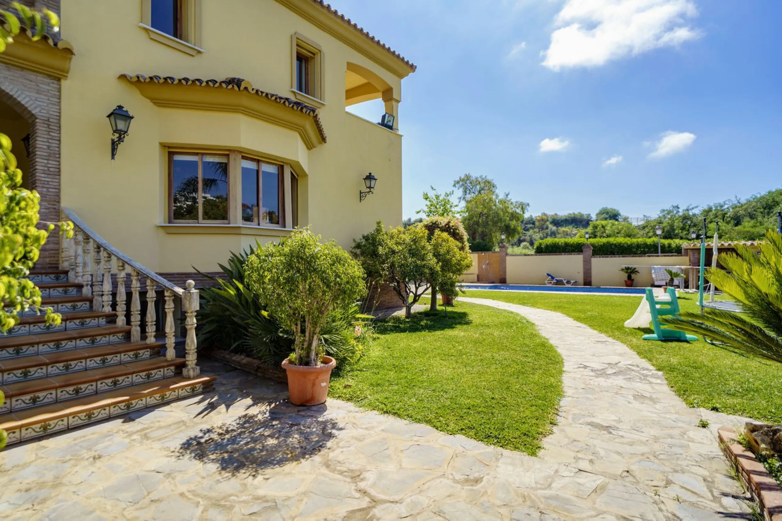 House - Detached Villa в продаже в Benahavís, Málaga. В доме 5 спален и 4 ванных комнат. Площадь дома 562 м². Площадь участка 1394 м²