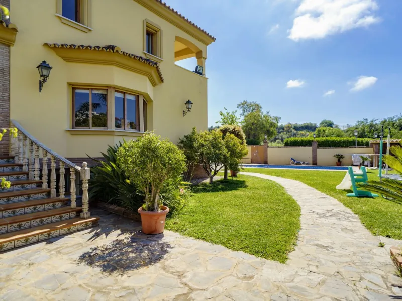 House - Detached Villa в продаже в Benahavís, Málaga. В доме 5 спален и 4 ванных комнат. Площадь дома 562 м². Площадь участка 1394 м²