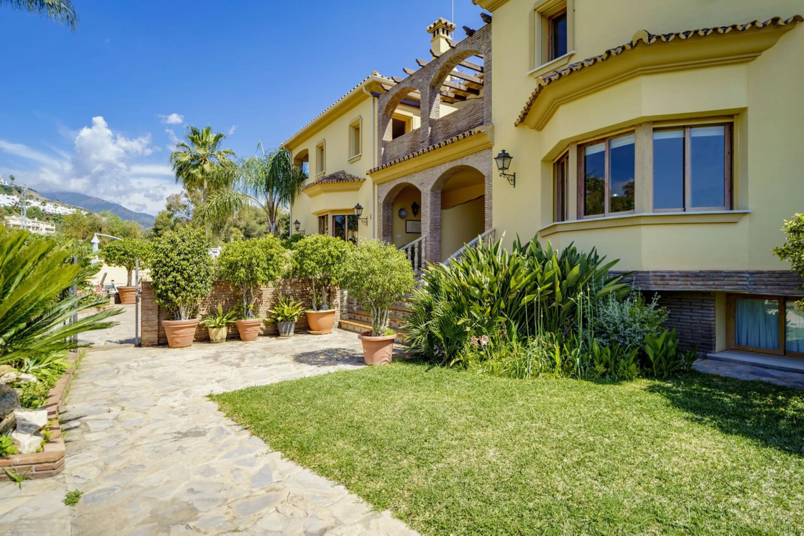 House - Detached Villa в продаже в Benahavís, Málaga. В доме 5 спален и 4 ванных комнат. Площадь дома 562 м². Площадь участка 1394 м²