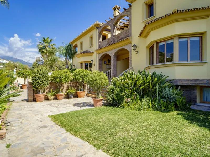 House - Detached Villa в продаже в Benahavís, Málaga. В доме 5 спален и 4 ванных комнат. Площадь дома 562 м². Площадь участка 1394 м²
