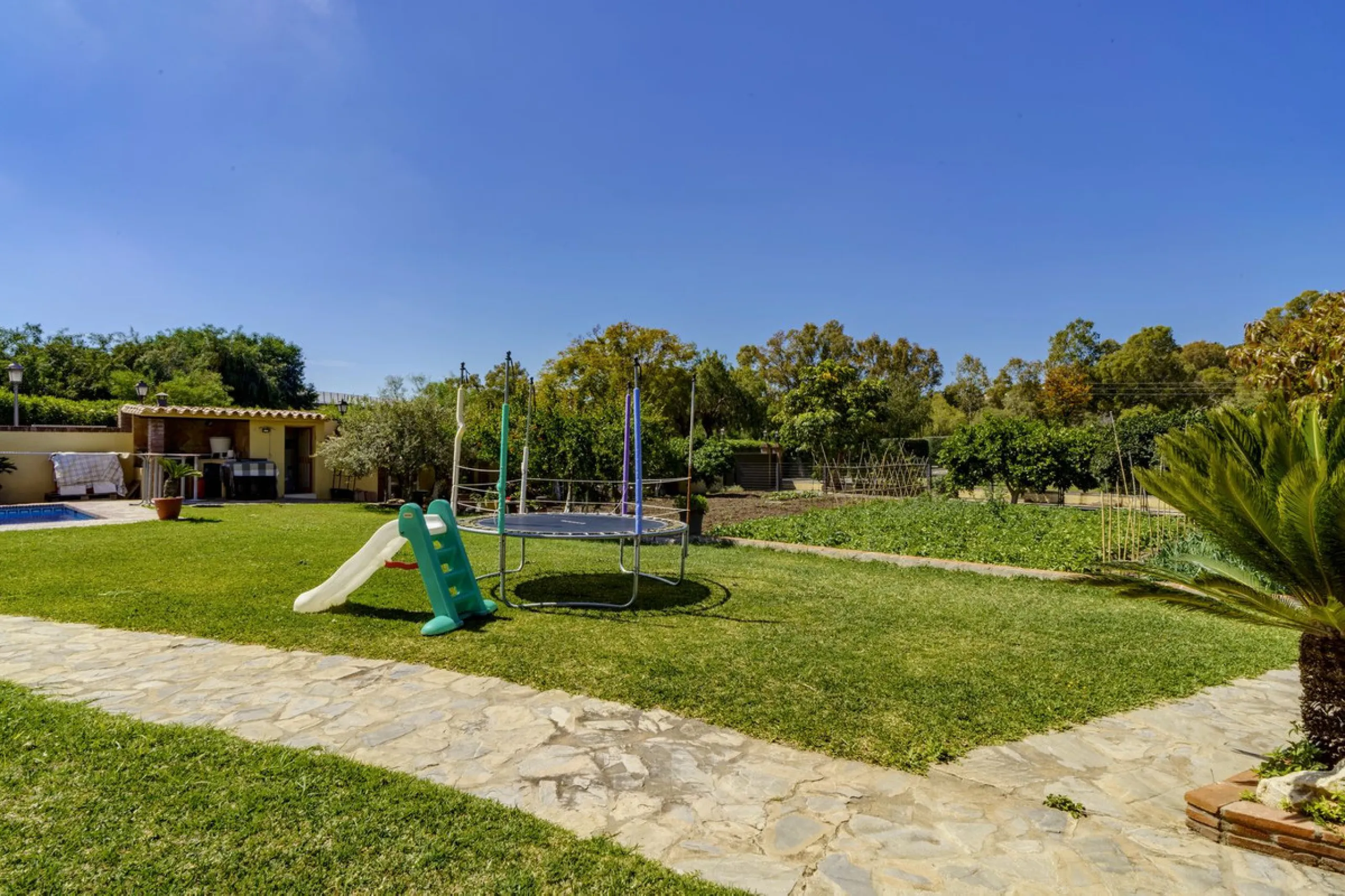 House - Detached Villa в продаже в Benahavís, Málaga. В доме 5 спален и 4 ванных комнат. Площадь дома 562 м². Площадь участка 1394 м²