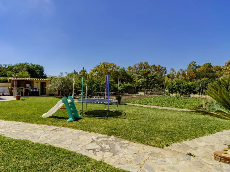 House - Detached Villa в продаже в Benahavís, Málaga. В доме 5 спален и 4 ванных комнат. Площадь дома 562 м². Площадь участка 1394 м²