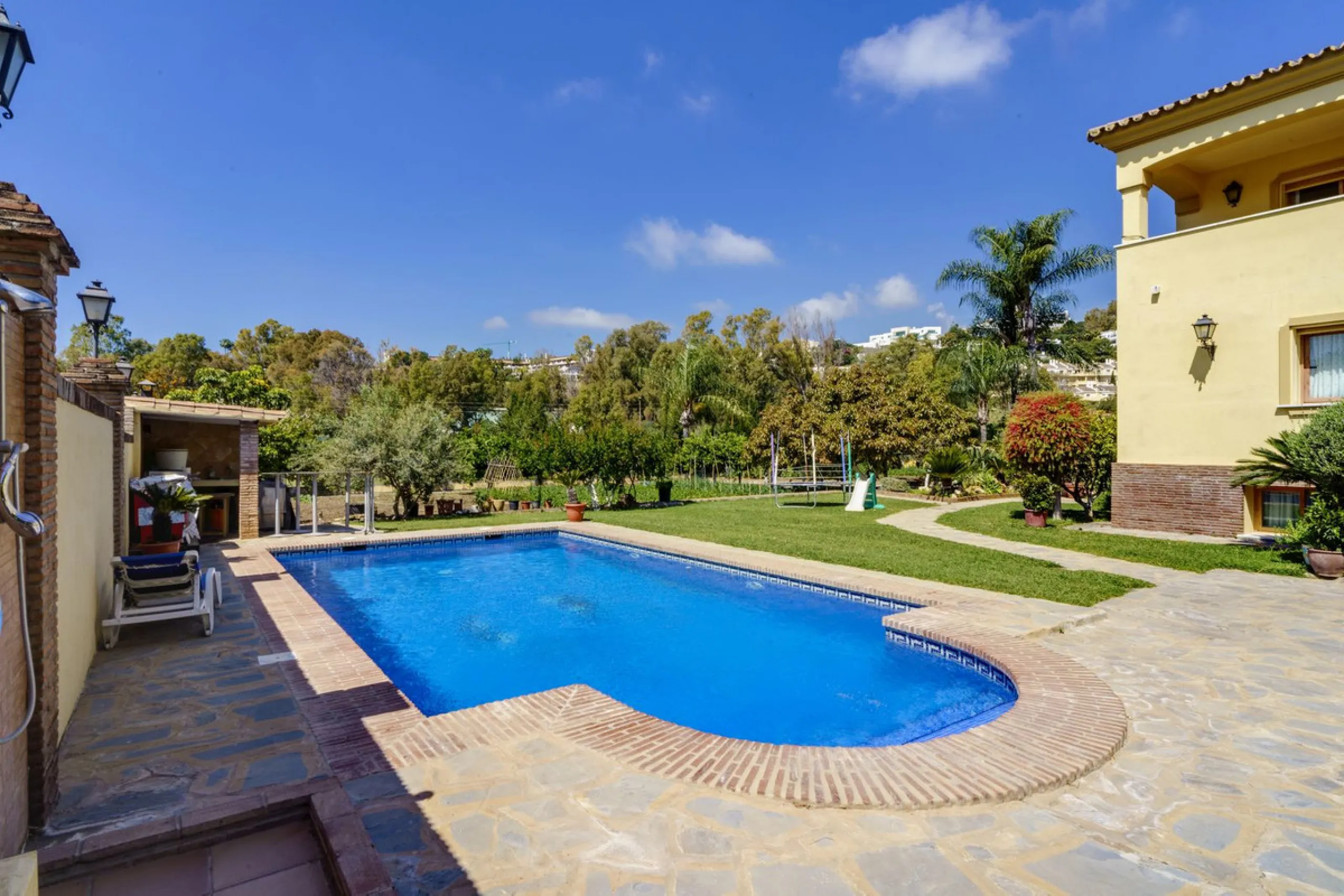 House - Detached Villa в продаже в Benahavís, Málaga. В доме 5 спален и 4 ванных комнат. Площадь дома 562 м². Площадь участка 1394 м²