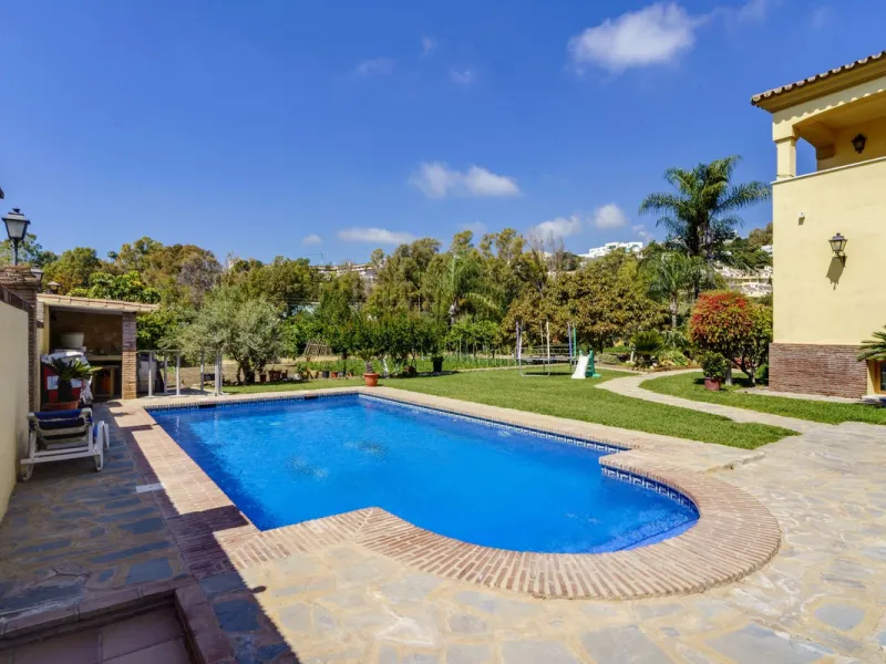 House - Detached Villa в продаже в Benahavís, Málaga. В доме 5 спален и 4 ванных комнат. Площадь дома 562 м². Площадь участка 1394 м²