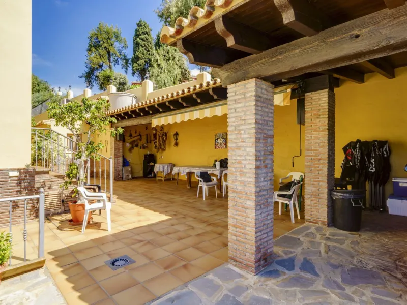 House - Detached Villa в продаже в Benahavís, Málaga. В доме 5 спален и 4 ванных комнат. Площадь дома 562 м². Площадь участка 1394 м²