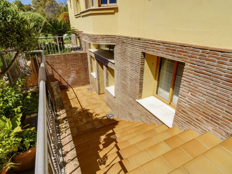 House - Detached Villa в продаже в Benahavís, Málaga. В доме 5 спален и 4 ванных комнат. Площадь дома 562 м². Площадь участка 1394 м²