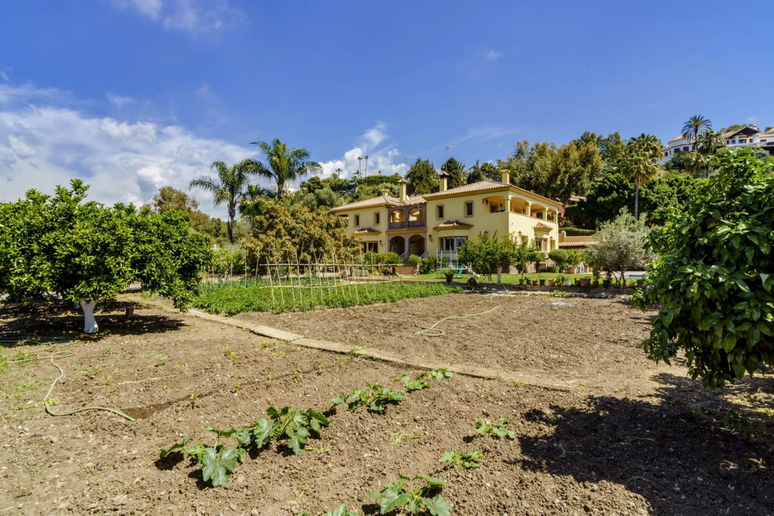House - Detached Villa в продаже в Benahavís, Málaga. В доме 5 спален и 4 ванных комнат. Площадь дома 562 м². Площадь участка 1394 м²