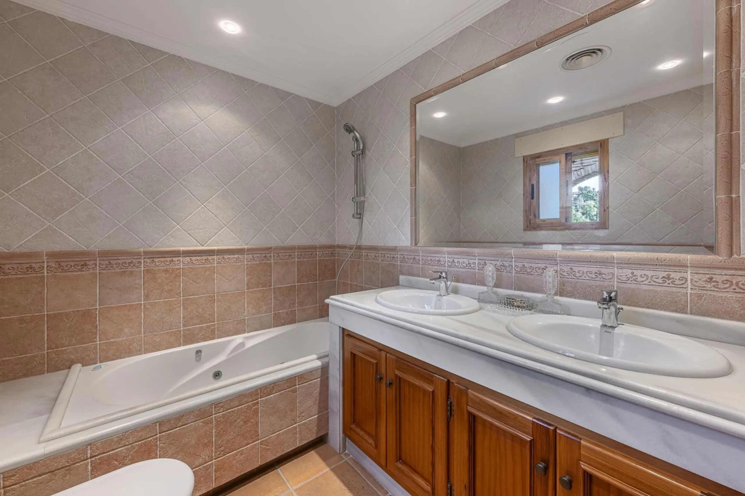 House - Detached Villa в продаже в Benahavís, Málaga. В доме 5 спален и 4 ванных комнат. Площадь дома 562 м². Площадь участка 1394 м²
