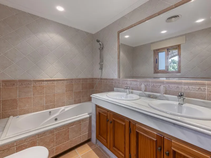 House - Detached Villa в продаже в Benahavís, Málaga. В доме 5 спален и 4 ванных комнат. Площадь дома 562 м². Площадь участка 1394 м²