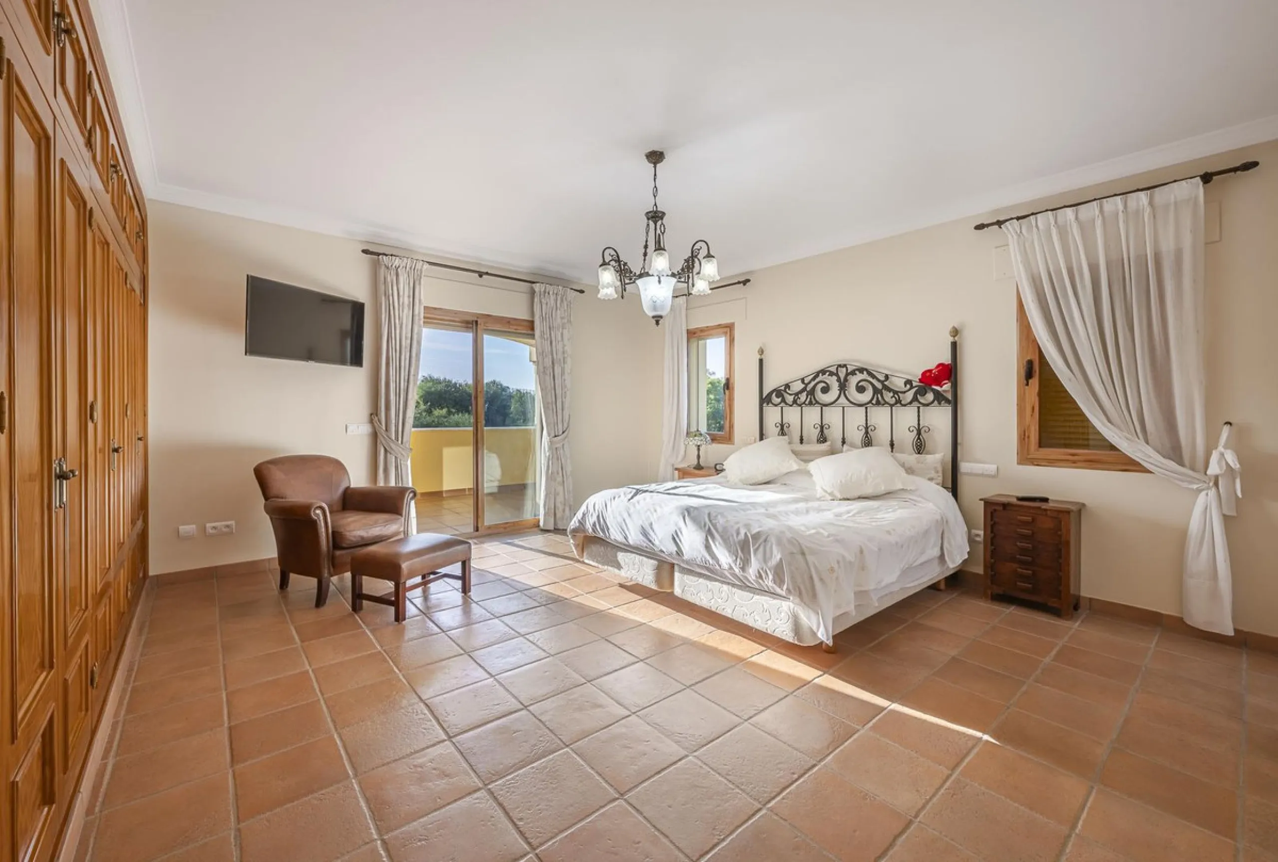 House - Detached Villa в продаже в Benahavís, Málaga. В доме 5 спален и 4 ванных комнат. Площадь дома 562 м². Площадь участка 1394 м²