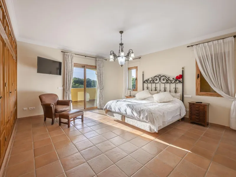 House - Detached Villa в продаже в Benahavís, Málaga. В доме 5 спален и 4 ванных комнат. Площадь дома 562 м². Площадь участка 1394 м²