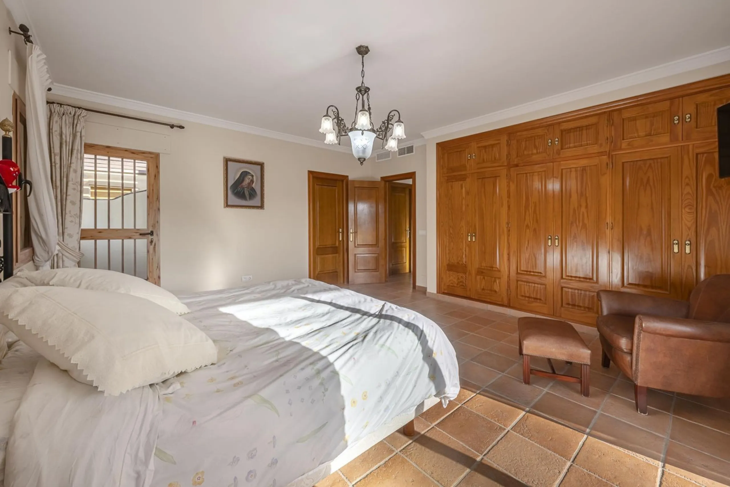 House - Detached Villa в продаже в Benahavís, Málaga. В доме 5 спален и 4 ванных комнат. Площадь дома 562 м². Площадь участка 1394 м²