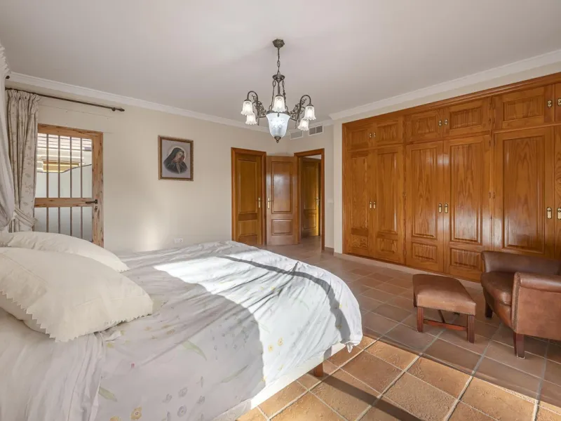 House - Detached Villa в продаже в Benahavís, Málaga. В доме 5 спален и 4 ванных комнат. Площадь дома 562 м². Площадь участка 1394 м²