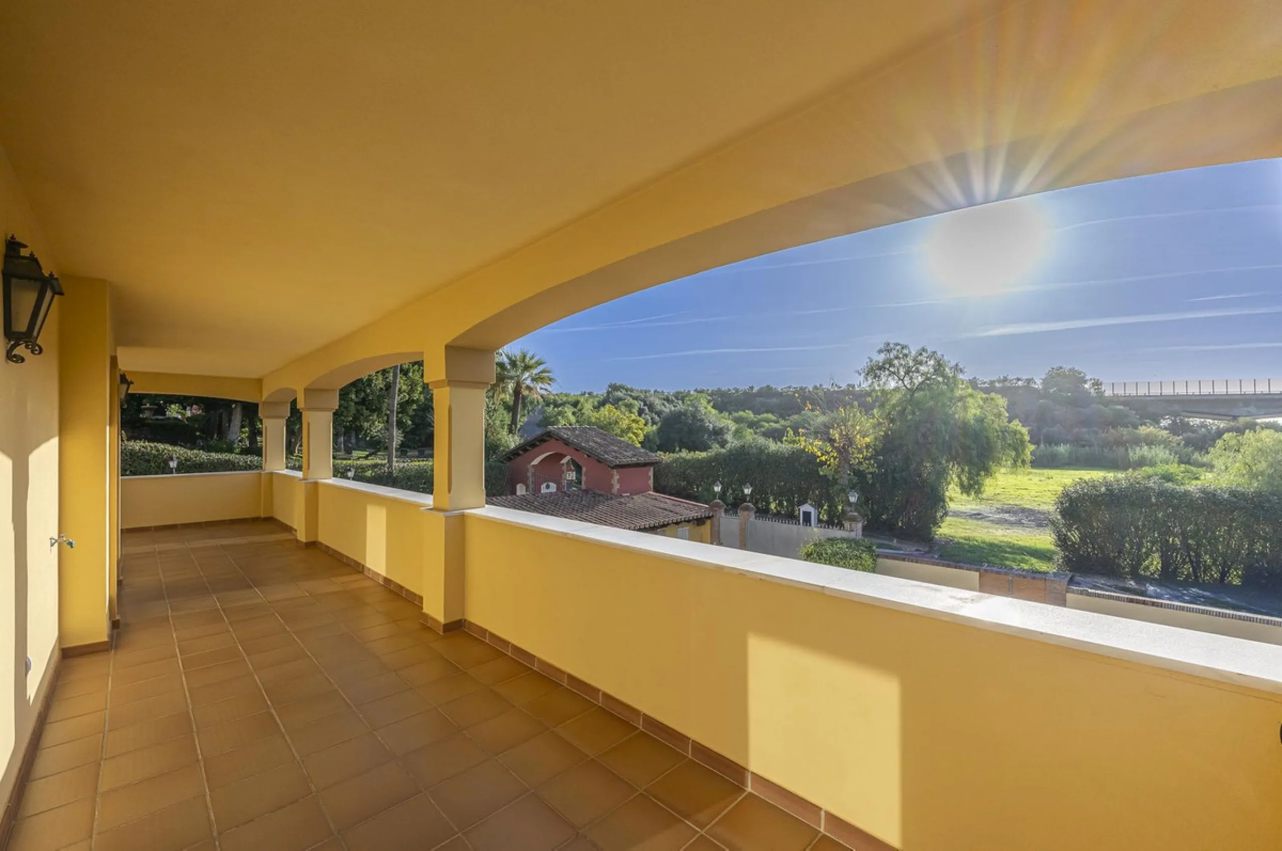 House - Detached Villa в продаже в Benahavís, Málaga. В доме 5 спален и 4 ванных комнат. Площадь дома 562 м². Площадь участка 1394 м²
