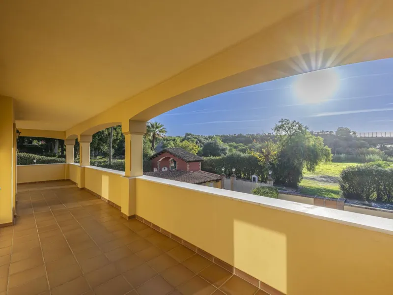 House - Detached Villa в продаже в Benahavís, Málaga. В доме 5 спален и 4 ванных комнат. Площадь дома 562 м². Площадь участка 1394 м²