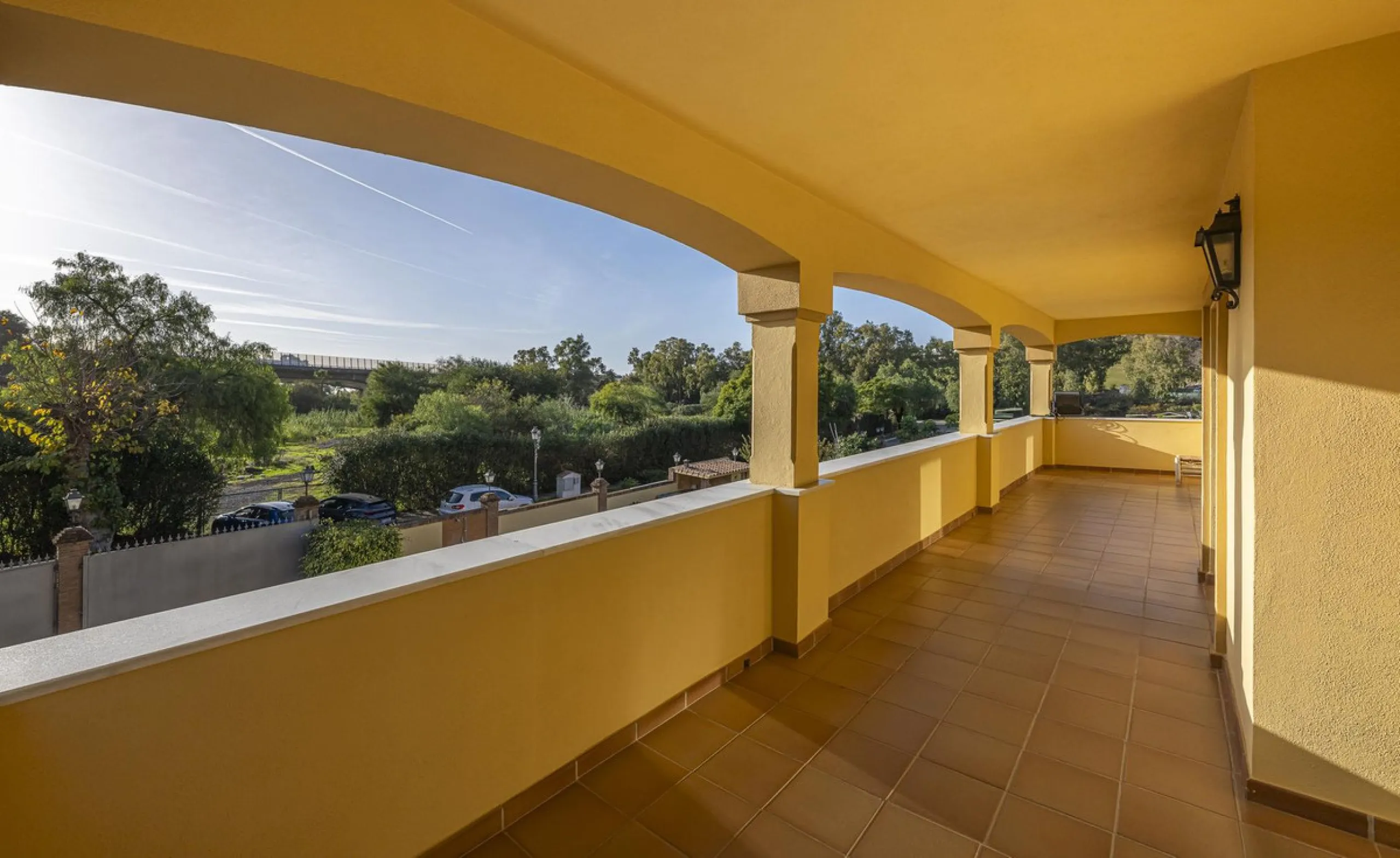 House - Detached Villa в продаже в Benahavís, Málaga. В доме 5 спален и 4 ванных комнат. Площадь дома 562 м². Площадь участка 1394 м²