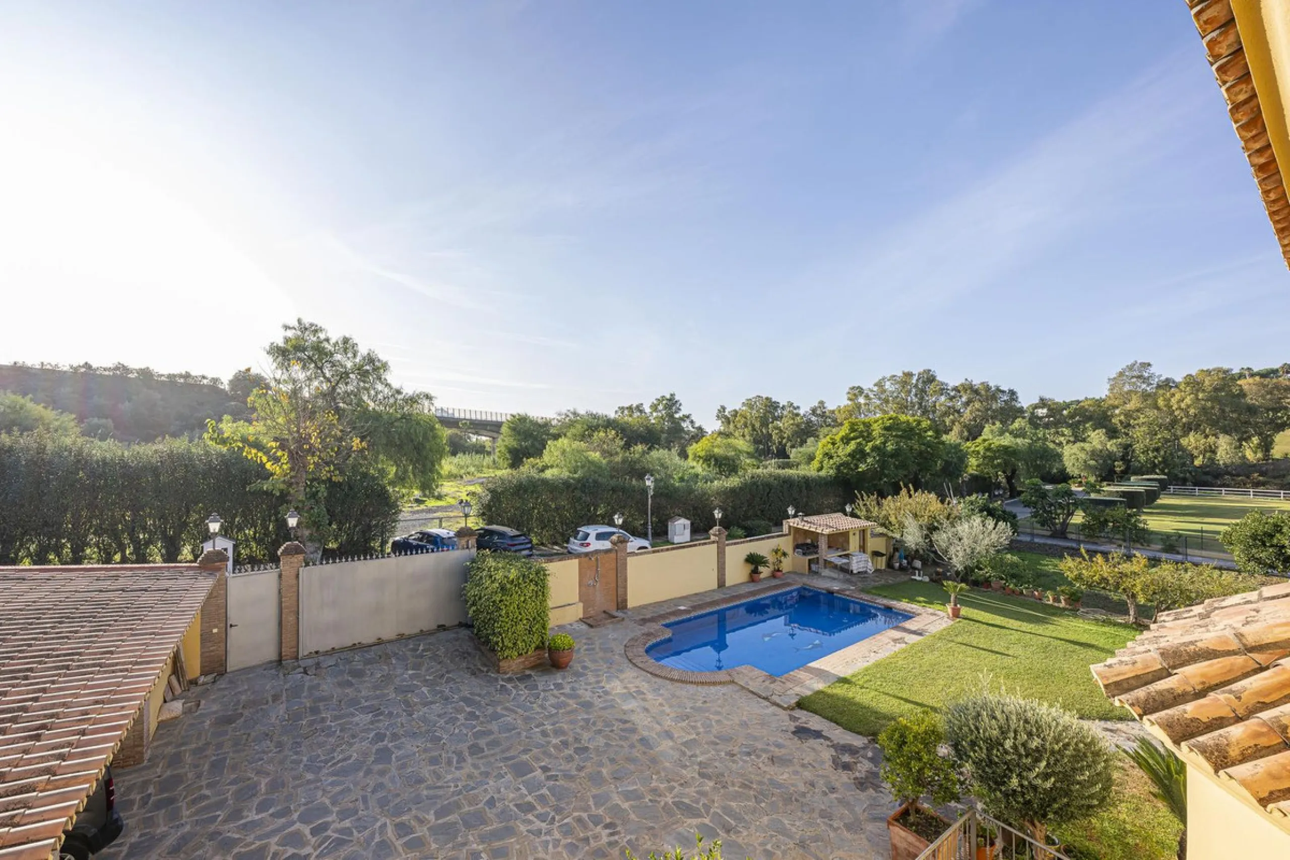House - Detached Villa в продаже в Benahavís, Málaga. В доме 5 спален и 4 ванных комнат. Площадь дома 562 м². Площадь участка 1394 м²