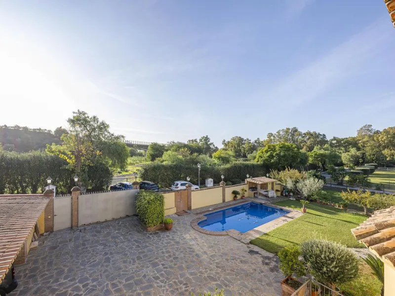 House - Detached Villa в продаже в Benahavís, Málaga. В доме 5 спален и 4 ванных комнат. Площадь дома 562 м². Площадь участка 1394 м²