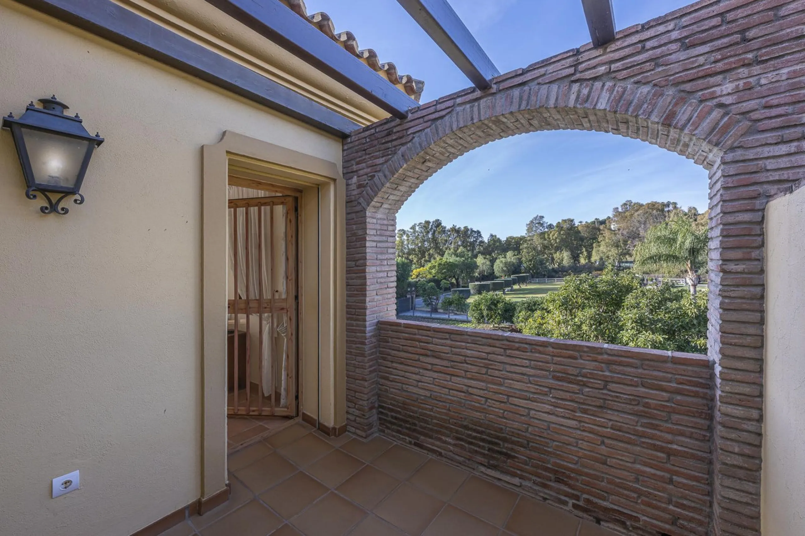 House - Detached Villa в продаже в Benahavís, Málaga. В доме 5 спален и 4 ванных комнат. Площадь дома 562 м². Площадь участка 1394 м²