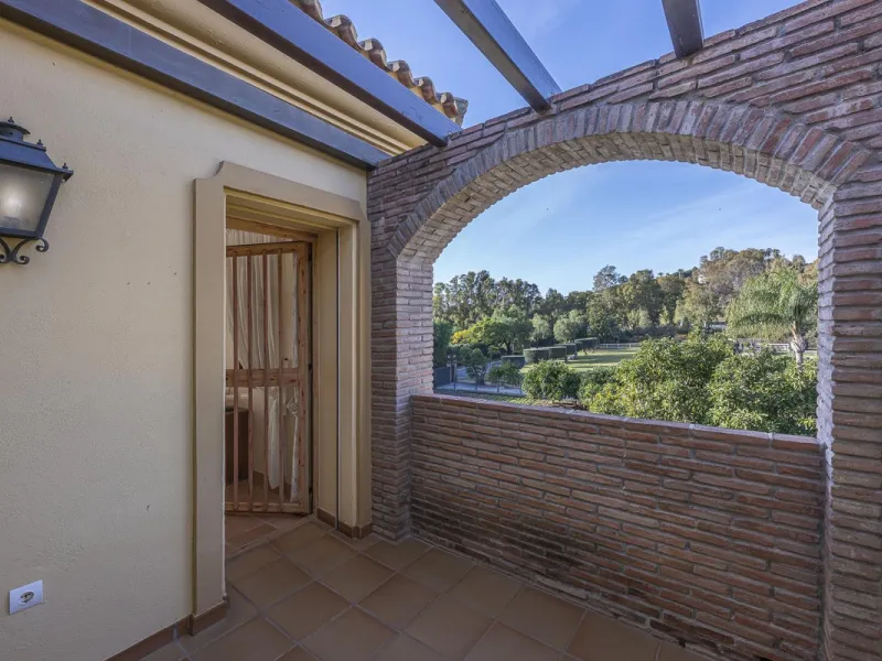 House - Detached Villa в продаже в Benahavís, Málaga. В доме 5 спален и 4 ванных комнат. Площадь дома 562 м². Площадь участка 1394 м²