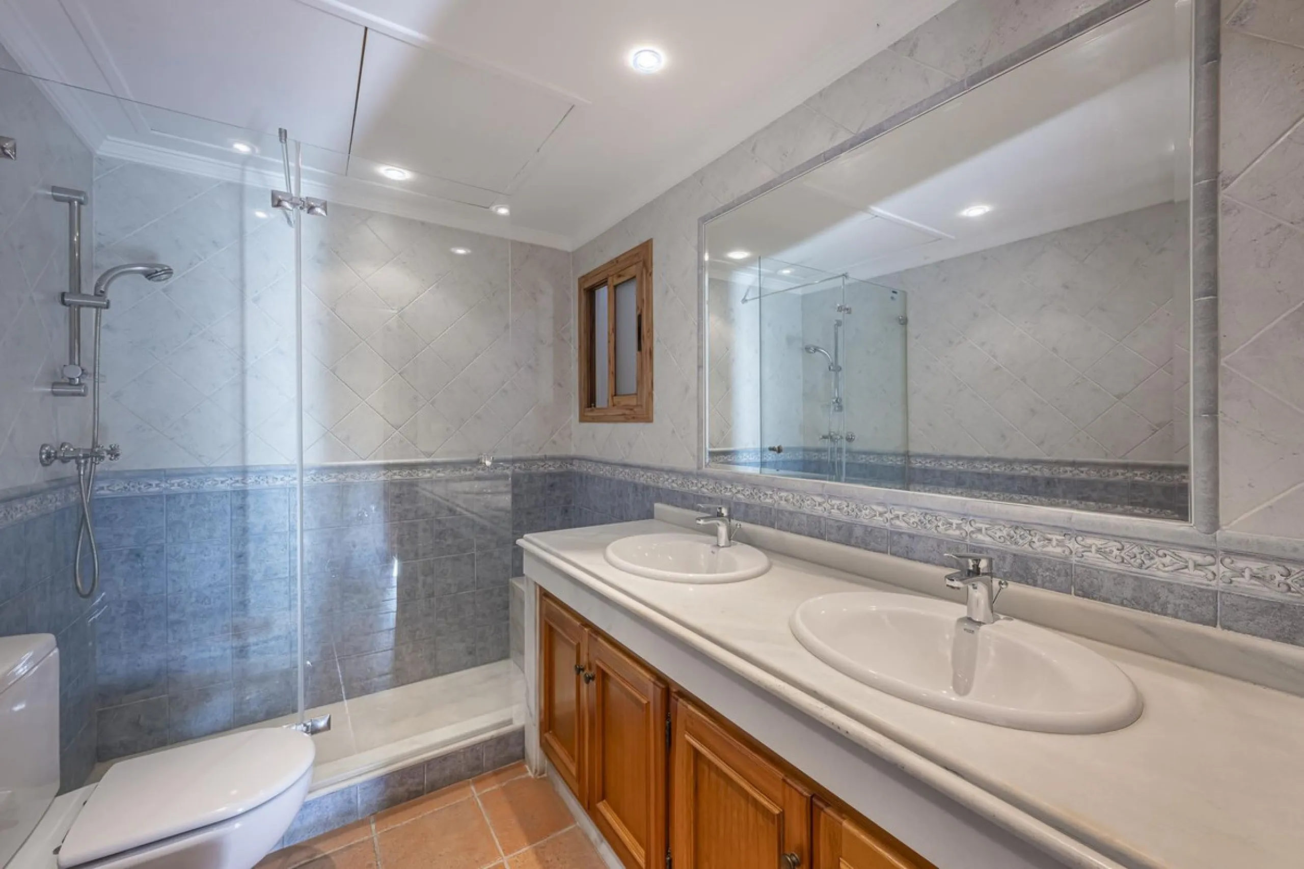 House - Detached Villa в продаже в Benahavís, Málaga. В доме 5 спален и 4 ванных комнат. Площадь дома 562 м². Площадь участка 1394 м²