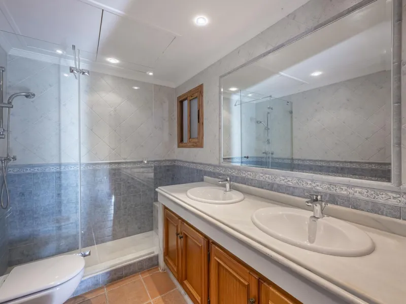 House - Detached Villa в продаже в Benahavís, Málaga. В доме 5 спален и 4 ванных комнат. Площадь дома 562 м². Площадь участка 1394 м²