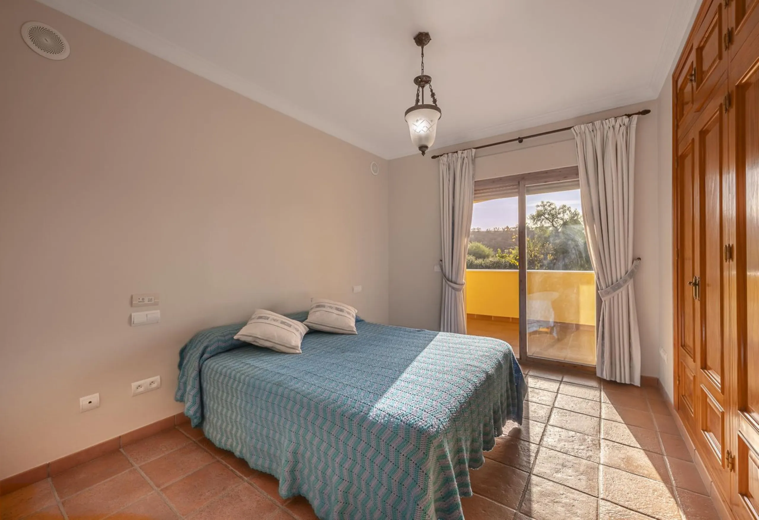 House - Detached Villa в продаже в Benahavís, Málaga. В доме 5 спален и 4 ванных комнат. Площадь дома 562 м². Площадь участка 1394 м²