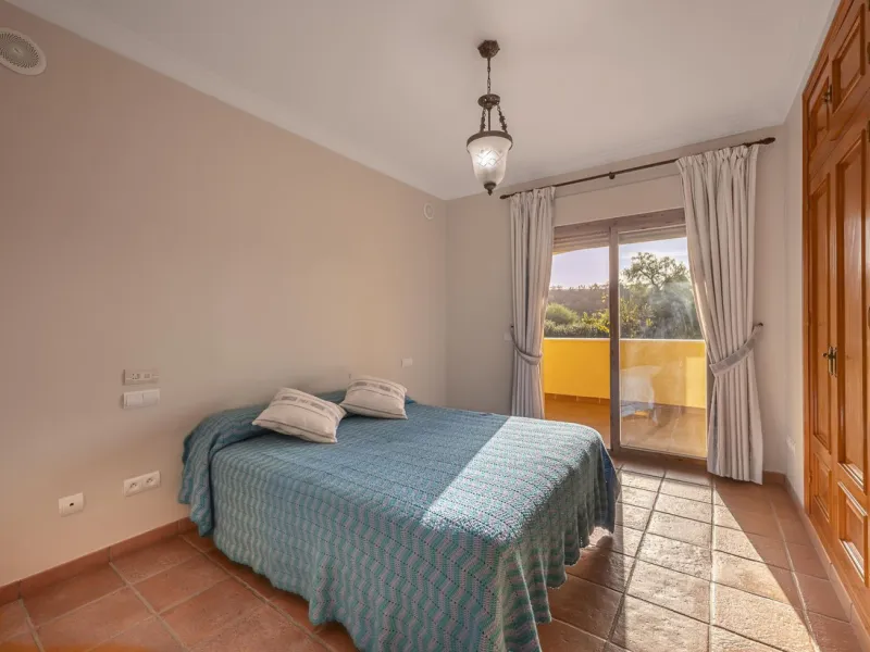 House - Detached Villa в продаже в Benahavís, Málaga. В доме 5 спален и 4 ванных комнат. Площадь дома 562 м². Площадь участка 1394 м²