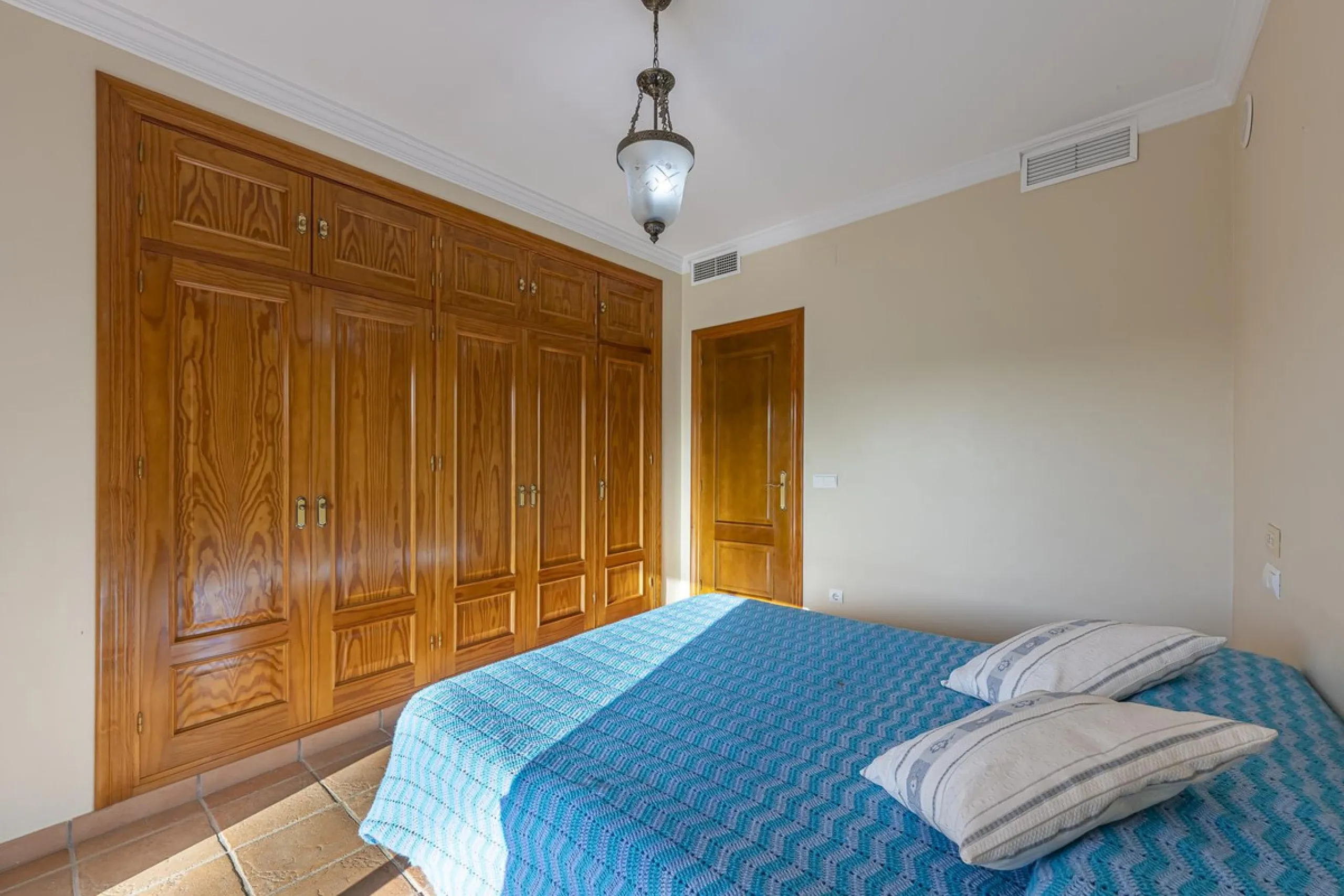 House - Detached Villa в продаже в Benahavís, Málaga. В доме 5 спален и 4 ванных комнат. Площадь дома 562 м². Площадь участка 1394 м²