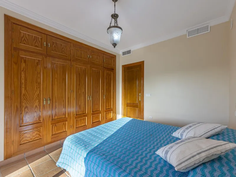 House - Detached Villa в продаже в Benahavís, Málaga. В доме 5 спален и 4 ванных комнат. Площадь дома 562 м². Площадь участка 1394 м²