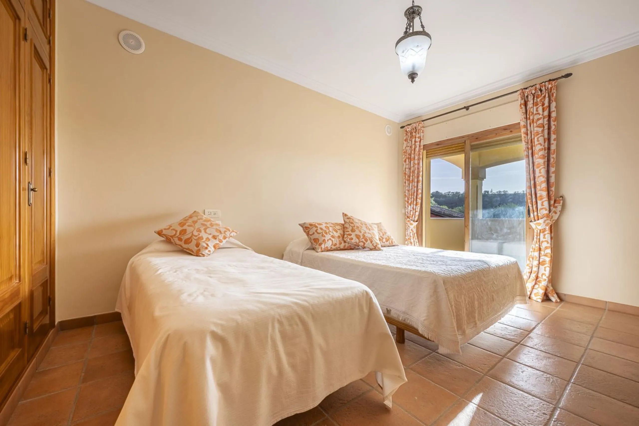 House - Detached Villa в продаже в Benahavís, Málaga. В доме 5 спален и 4 ванных комнат. Площадь дома 562 м². Площадь участка 1394 м²