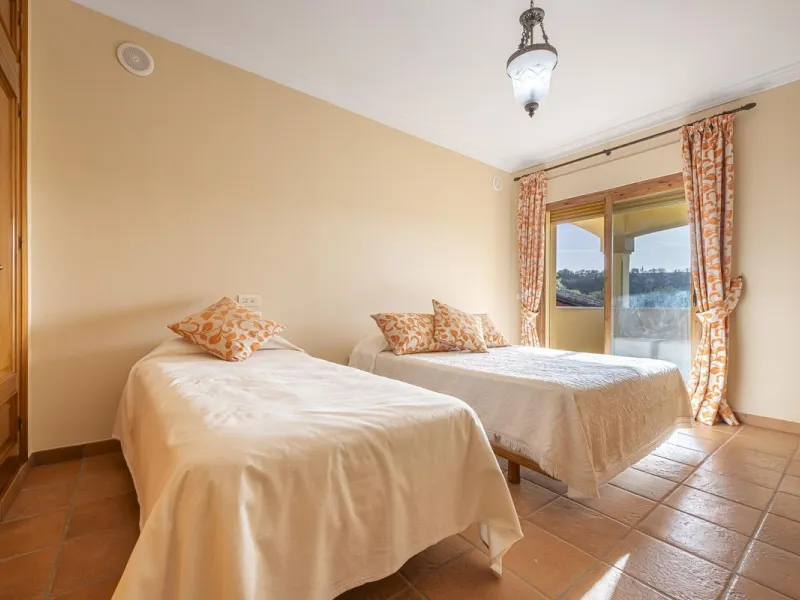 House - Detached Villa в продаже в Benahavís, Málaga. В доме 5 спален и 4 ванных комнат. Площадь дома 562 м². Площадь участка 1394 м²