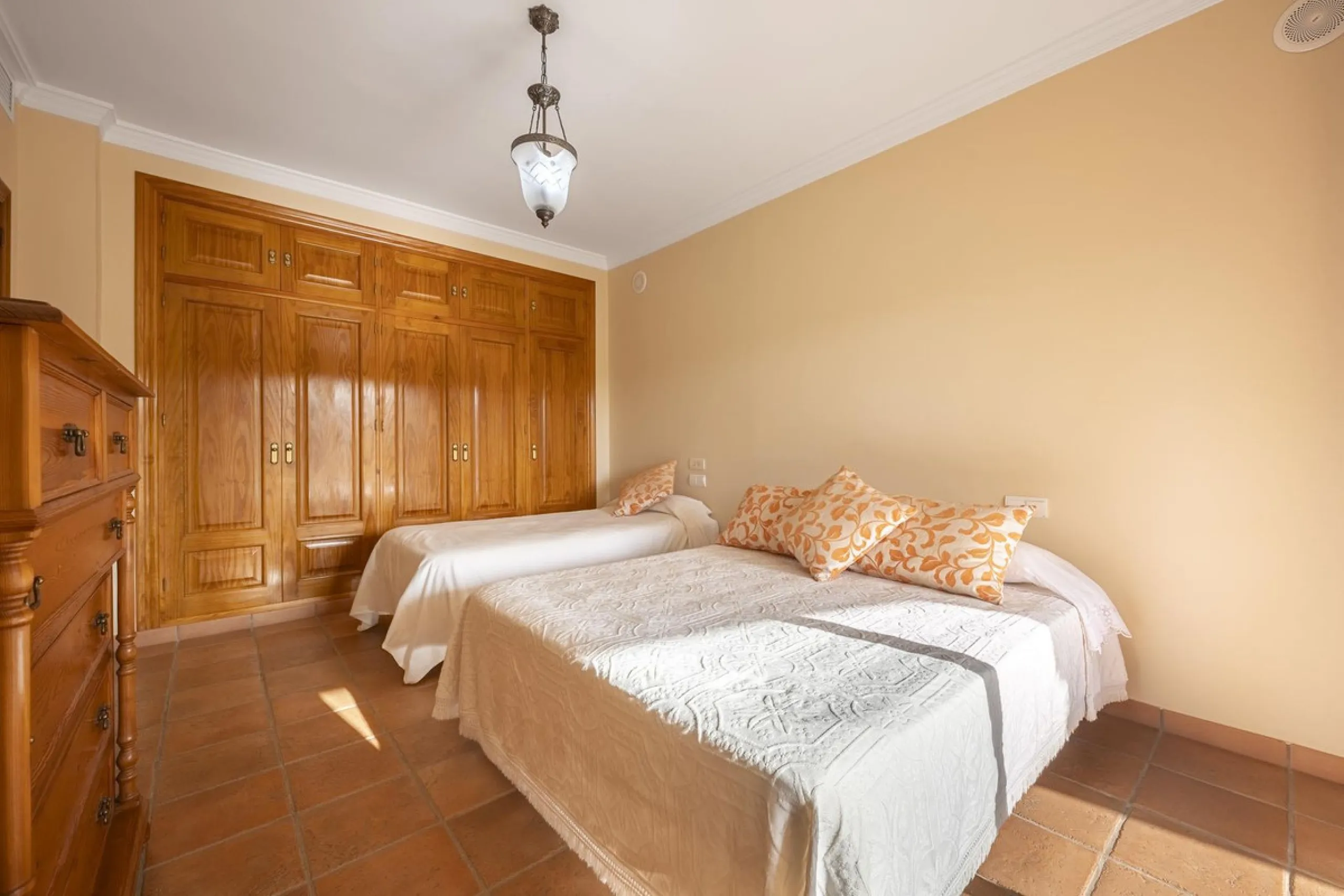House - Detached Villa в продаже в Benahavís, Málaga. В доме 5 спален и 4 ванных комнат. Площадь дома 562 м². Площадь участка 1394 м²