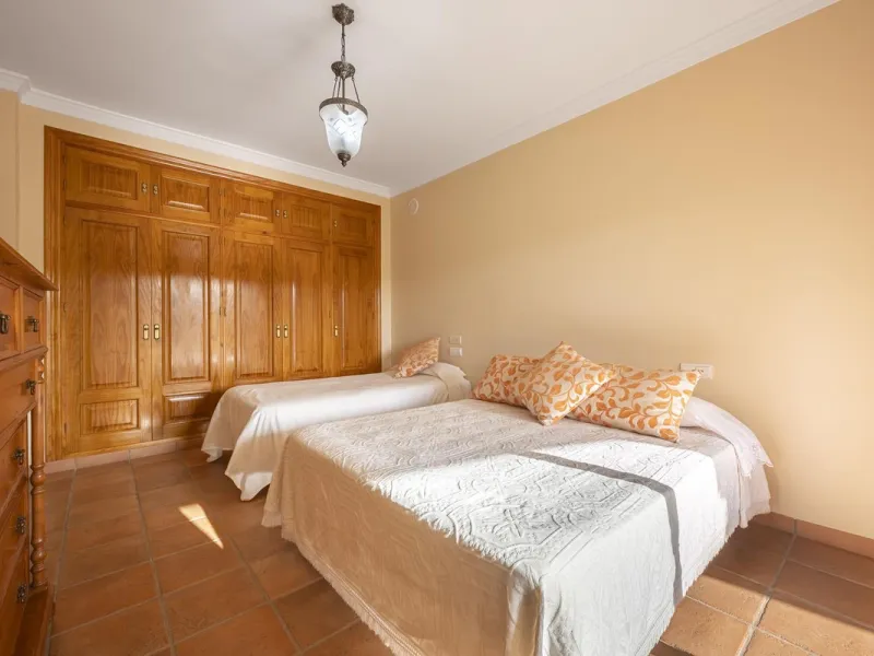 House - Detached Villa в продаже в Benahavís, Málaga. В доме 5 спален и 4 ванных комнат. Площадь дома 562 м². Площадь участка 1394 м²