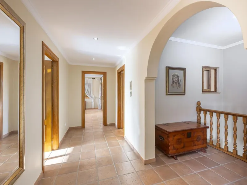 House - Detached Villa в продаже в Benahavís, Málaga. В доме 5 спален и 4 ванных комнат. Площадь дома 562 м². Площадь участка 1394 м²