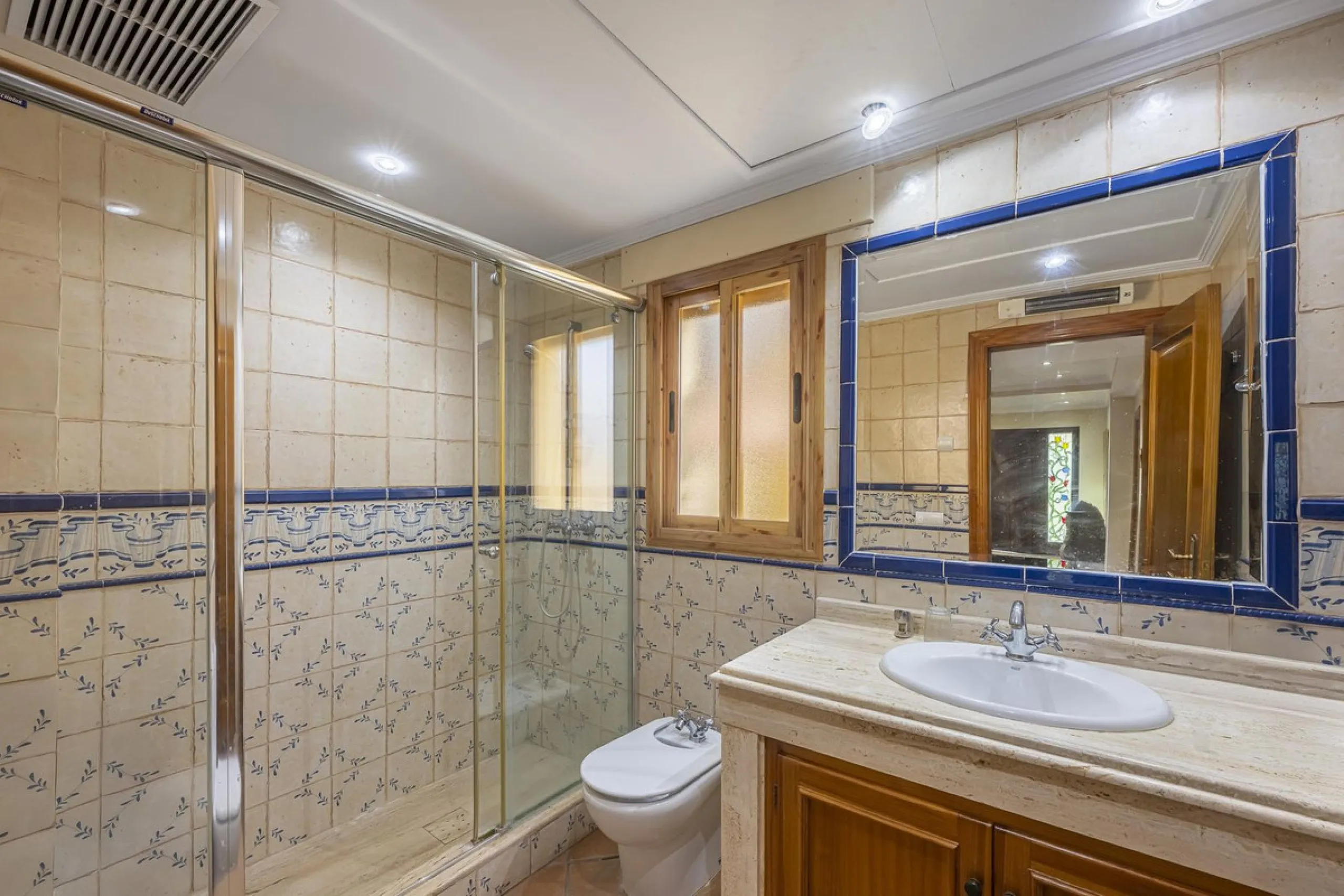 House - Detached Villa в продаже в Benahavís, Málaga. В доме 5 спален и 4 ванных комнат. Площадь дома 562 м². Площадь участка 1394 м²