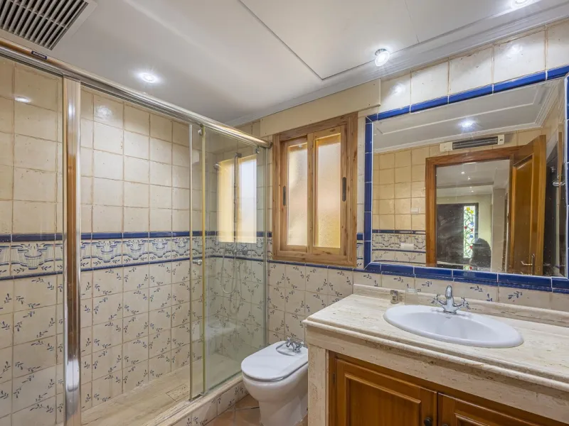 House - Detached Villa в продаже в Benahavís, Málaga. В доме 5 спален и 4 ванных комнат. Площадь дома 562 м². Площадь участка 1394 м²