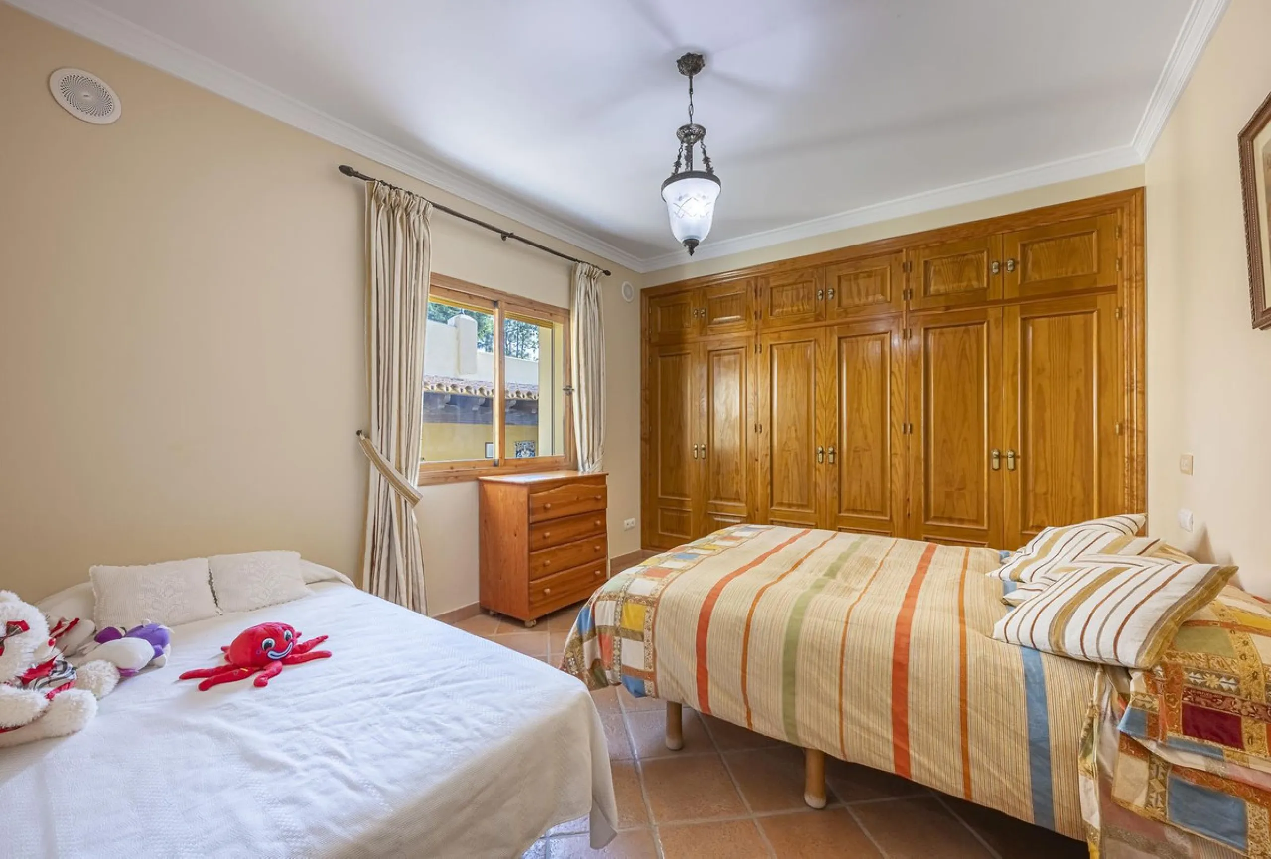 House - Detached Villa в продаже в Benahavís, Málaga. В доме 5 спален и 4 ванных комнат. Площадь дома 562 м². Площадь участка 1394 м²